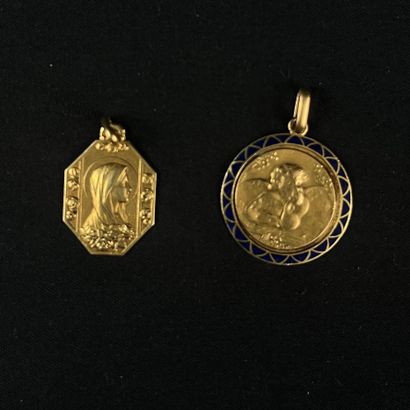 null Lot en or 18k (750e), composé de 2 médailles religieuses, l'une rehaussée d'émail,...
