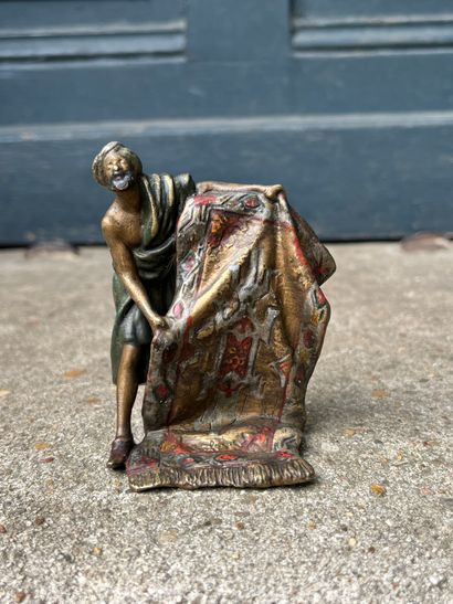 null Le vendeur de tapis
Bronze de Vienne polychrome (usures)
H. 8 cm L. 5 cm