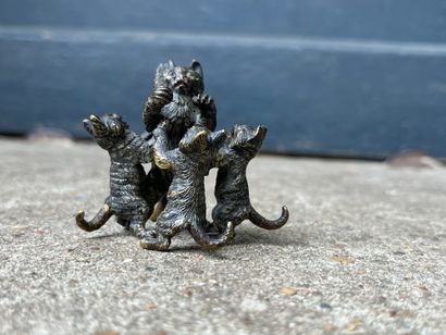 null Groupe de chat et chatons
Bronze de Vienne polychrome (usures)
H. 5 cm