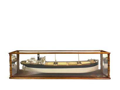  Demi-modèle de chantier naval du cargo SS “Victor Hugo” en bois peint et laiton... Gazette Drouot