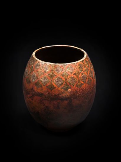 Claudius LINOSSIER (1893-1953) Vase en dinanderie martelée à décor géométrique argenté... Gazette Drouot