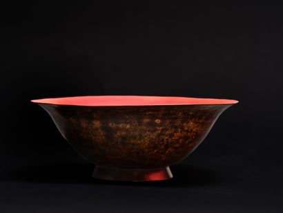 Jean DUNAND (1877-1942) Brown and gold lacquered metal bowl
Red lacquered interior
Monogrammed
Circa... Gazette Drouot