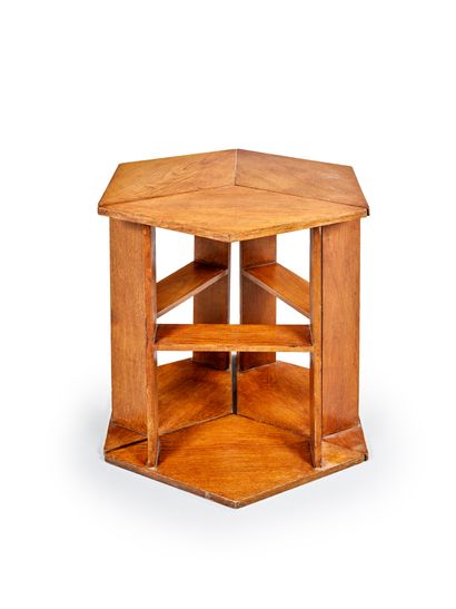 Eugène PRINTZ, dans le goût de Suite of three oak veneered side tables
H: 65 cm W:... Gazette Drouot