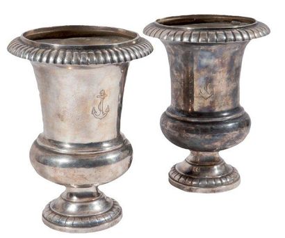 Deux vases en métal argenté de forme «Médicis»...