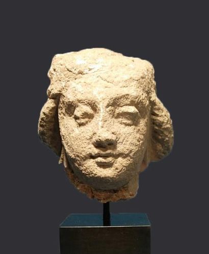 ART GRECO-BOUDDHIQUE DU GANDHARA (Ier - Vème siècle) Tête de dame. En stuc. H: 11...