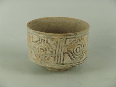 MEHRGARH (3000 av. J.C.) Bol en terre cuite à décor géométrique peint en brun. H:...