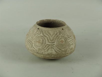 MEHRGARH (3000 av. J.C.) Pot en terre cuite à décor géométrique peint en brun. H:...