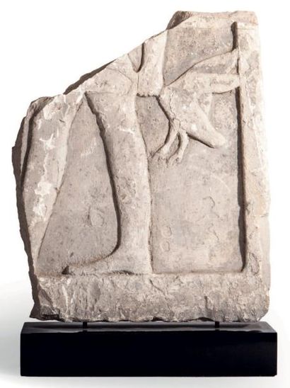 EGYPTE Fragment de bas-relief en pierre calcaire, présentant en réserve, les jambes...