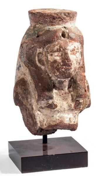 EGYPTE Buste de statuette en terre cuite à reste d'engobe et traces de peinture d'une...