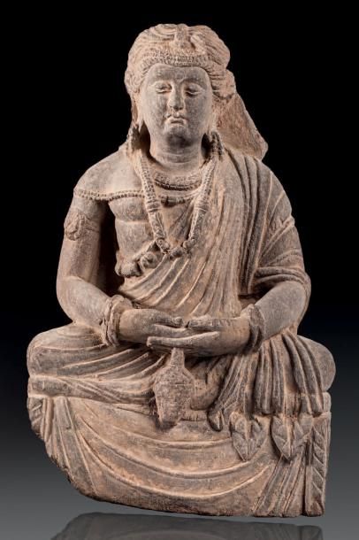 null Bodhisattva Maitreya assis sur un trône, tenant le vase à eau sacré. Il est...