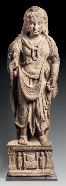 null Bodhisattva debout sur un piédestal figurant l'adoration du vase à aumônes....