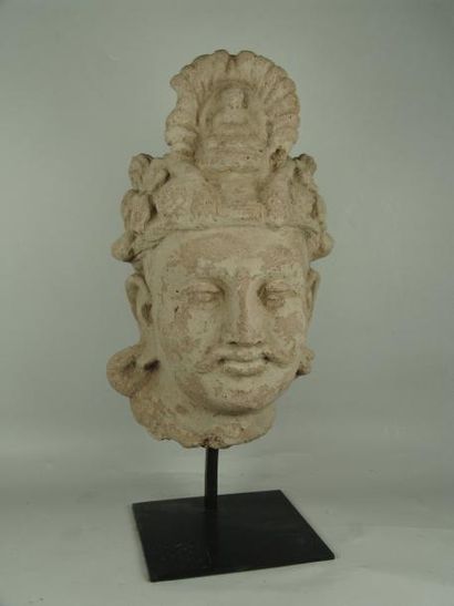 null Tête de Bodhisattva Amythaba, il porte un turban surmonté d'une bouffette sur...