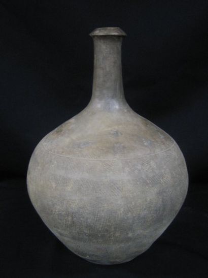 ARCHEOLOGIE CHINOISE ROYAUMES COMBATTANTS (475 - 221 av. J.C.) Vase à décor incisé....
