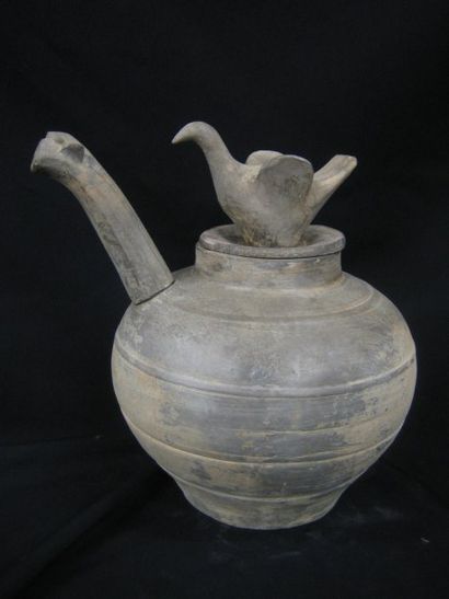 ARCHEOLOGIE CHINOISE ROYAUMES COMBATTANTS (475 - 221 av. J.C.) Vase à couvercle en...