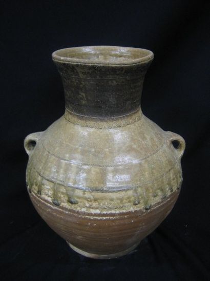 HAN (206 av. J.C. - 220 ap. J.C.) Vase « Hu » à deux anses. En terre cuite grise...