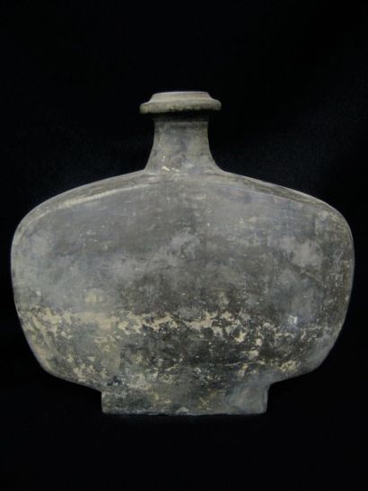 HAN (206 av. J.C. - 220 ap. J.C.) Vase « Bian-Hu ». En terre cuite grise. H : 26...