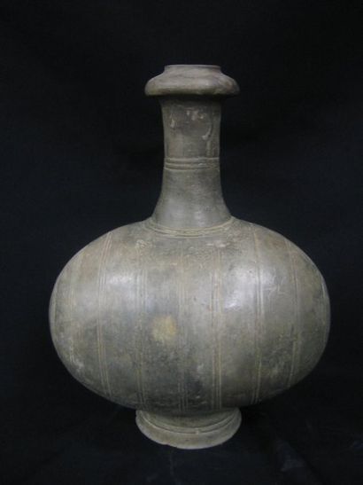 HAN (206 av. J.C. - 220 ap. J.C.) Vase « Cocon » à décor de cercles concentriques...