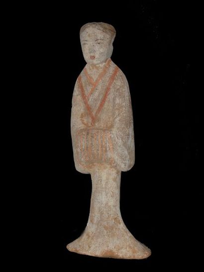 HAN (206 av. J.C. - 220 ap. J.C.) Dame de cour debout, portant le vêtement traditionnel....