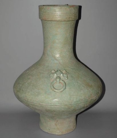 HAN (206 av. J.C. - 220 ap. J.C.) Vase « Hu » à décor en relief de deux masques de...
