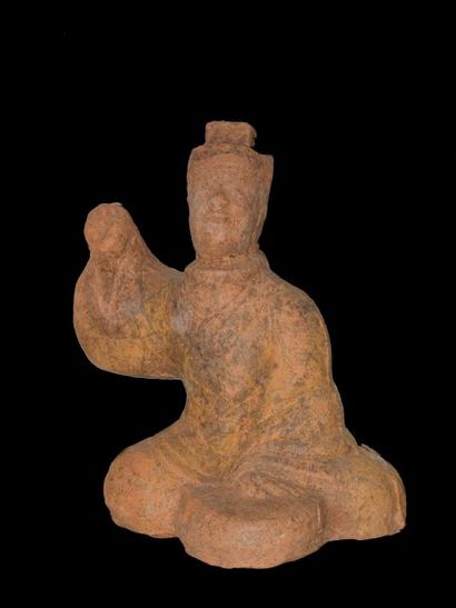HAN (206 av. J.C. - 220 ap. J.C.) Dame assise, au bras droit levé. En terre cuite...