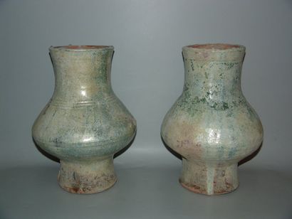 HAN (206 av. J.C. - 220 ap. J.C.) Paire de vases « Hu ». En terre cuite à glaçure...