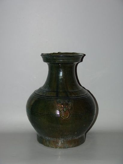 HAN (206 av. J.C. - 220 ap. J.C.) Vase « Hu » à décor en léger relief de deux masques...