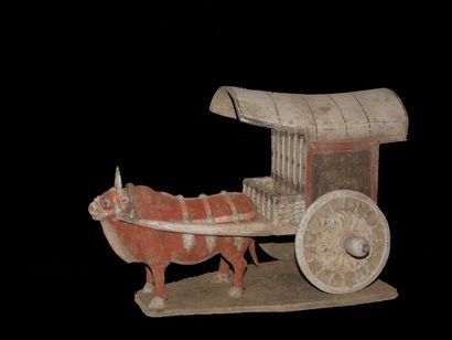 WEI (386 - 557) Chariot tiré par un buffle. En terre cuite à engobe et à polychromie....