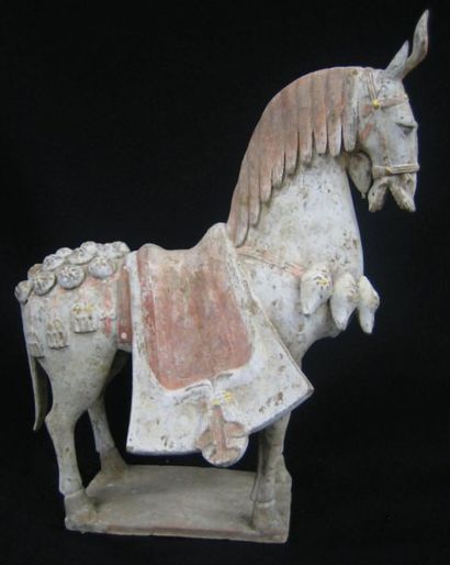 WEI (386 - 557) Cheval debout sur une terrasse, caparaçonné et portant un tapis de...