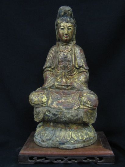 T'SING ( XIXe siècle ) Kwanin assise en méditation sur un trône lotiforme. En bois...