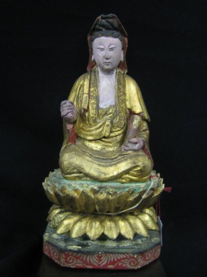 T'SING ( XIXe siècle ) Kwanin assise en méditation sur un trône lotiforme. En bois...
