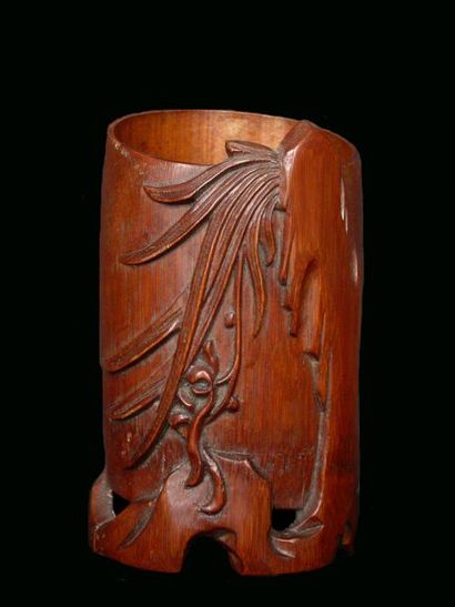 T'SING ( XXe siècle ) Pot de calligraphe. En bambou sculpté à motifs végétaux.