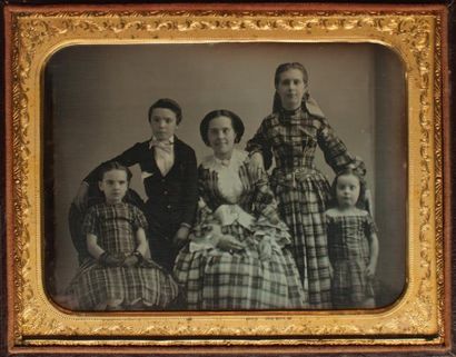 Auteur non identifié (Etats-Unis) Portrait de famille aux imprimés, c. 1850 Daguerréotype...