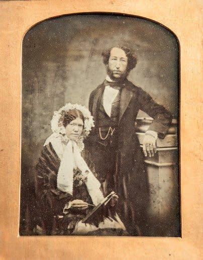 Auteur non identifié Mr. and Mrs. Spode, c. 1860 Trois ambrotypes pleine plaque finement...
