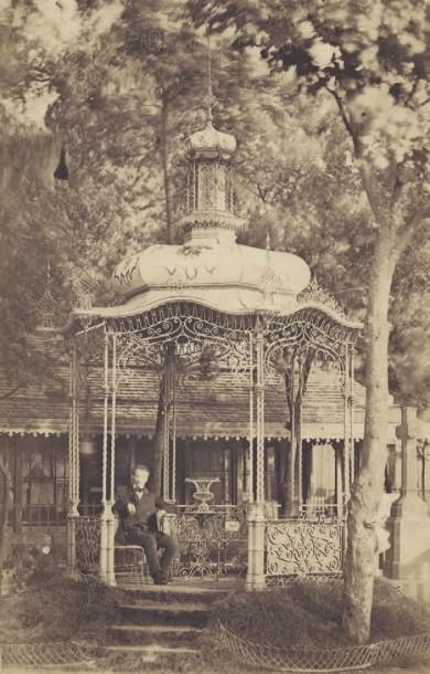 André Adolphe-Eugene Disderi (1819-1889) Homme assis sous un kiosque de jardin, c....
