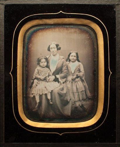 Auteur non identifié Mère et ses filles, c. 1850 Daguerréotype 1/2 plaque dans son...