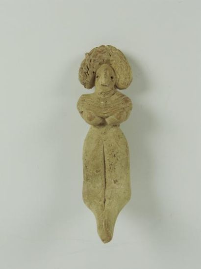 MEHRGARH (3000 av. J.C.) Idole féminine assise, les bras placés sous les seins. Elle...