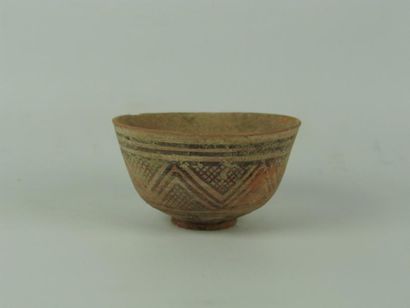 MEHRGARH (3000 av. J.C.) Bol en terre cuite à décor peint en brun. H: 5.5 cm D:11...