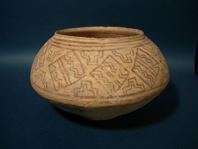 MEHRGARH (3000 av. J.C.) Pot en terre cuite à décor géométrique. (Collages). D: 20...