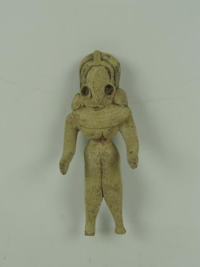 MEHRGARH (3000 av. J.C.) Idole féminine assise, les bras en avant. En terre cuite....