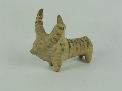 NINDOWARI (2300 - 2000 av. J.C.) Zébu en terre cuite à décor de bandes peintes en...