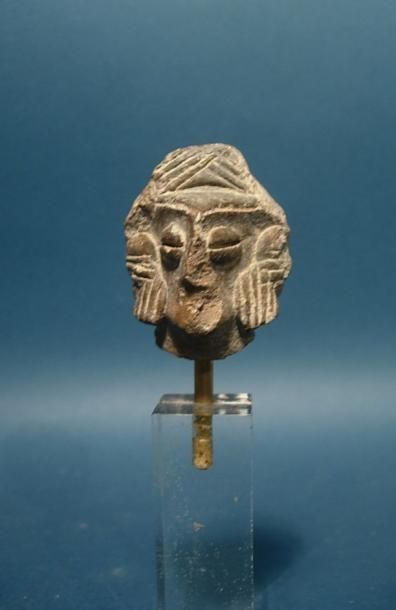 CHARSADDA (300 av. J.C.) Tête de déesse-mère en terre cuite. H: 4.5 cm CHARSADDA...