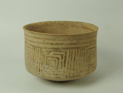 MEHRGARH (3000 av. J.C.) Bol en terre cuite à décor peint en brun. H: 8 cm D: 12...