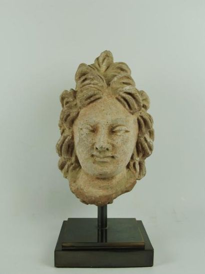 ART GRECO-BOUDDHIQUE DU GANDHARA (Ier - Vème siècle) Tête de femme à la haute coiffure...