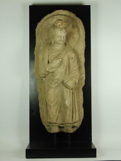 ART GRECO-BOUDDHIQUE DU GANDHARA (Ier - Vème siècle) Bouddha auréolé debout en terre...