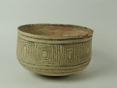 MEHRGARH (3000 av. J.C.) Bol en terre cuite à décor peint en brun. (Eclats). H: 7...