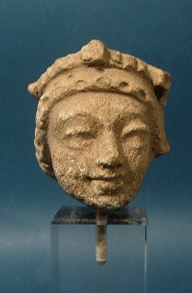 ART GRECO-BOUDDHIQUE DU GANDHARA (Ier - Vème siècle) Tête de la reine Maya en stuc....