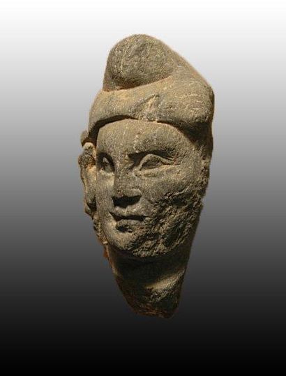 ART GRECO-BOUDDHIQUE DU GANDHARA (Ier - Vème siècle) Tête d'homme coiffé d'un bonnet...