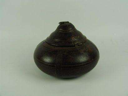 INDE Boîte ronde en bois et fer. XXe siècle. H: 11.5 cm D:16 cm