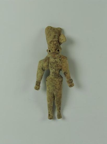 MEHRGARH (3000 av. J.C.) Idole masculine debout, au turban et portant des bracelets....