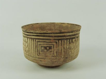 MEHRGARH (3000 av. J.C.) Bol en terre cuite à décor peint en brun. H: 6.5 cm D:9...